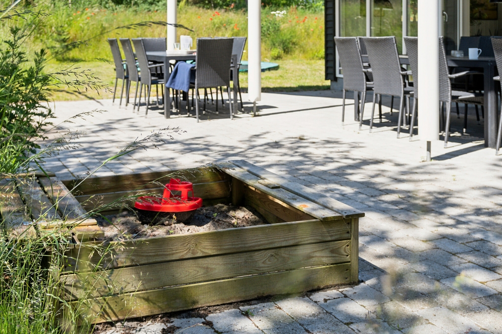 Zu dem attraktiven Ferienhaus Nr. 502 in Lolland/Falster/Mön gehört auch ein tolles Angebot im Außenbereich, z. B. Spieleturm und Schaukeln