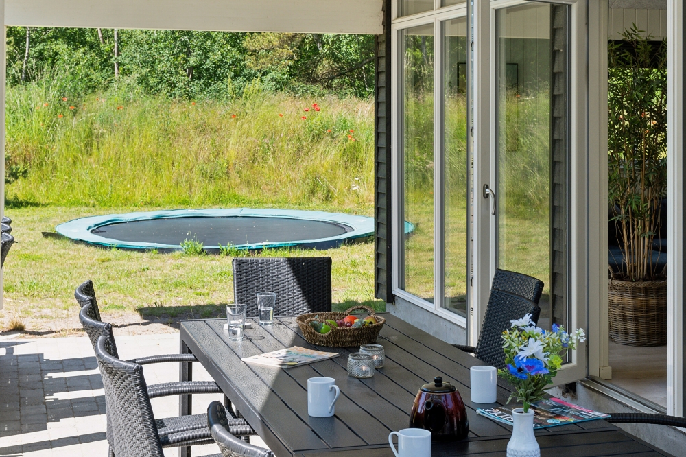 Genießen Sie einen Grillabend auf der Terrasse des Luxusferienhauses Nr. 502 in Lolland/Falster/Mön