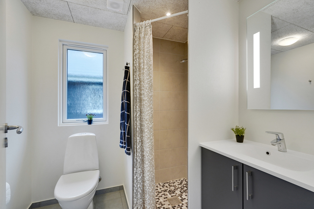 Eines der Badezimmer im Luxusferienhaus Nr. 517