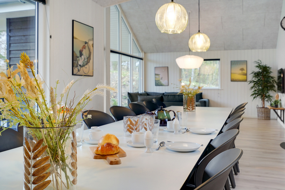 Der große, lichtdurchflutete Aufenthaltsraum im Luxusferienhaus Nr. 517 für 18.