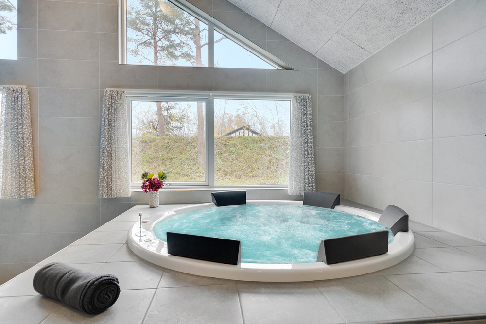 Genießen Sie den warmen Whirlpool im Luxusferienhaus Nr. 517 in Lolland/Falster/Mön