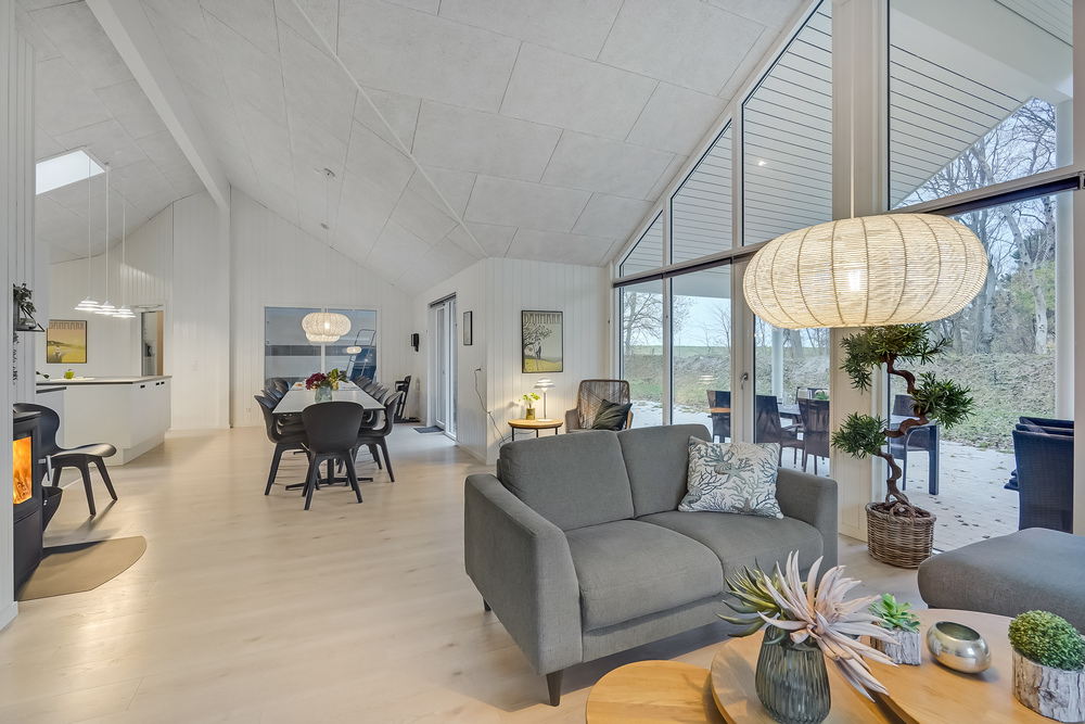Die Couch im Luxusferienhaus Nr. 507 in Lolland/Falster/Mön lädt zu Gesellschaftsspielen oder zu Kinoabenden ein.