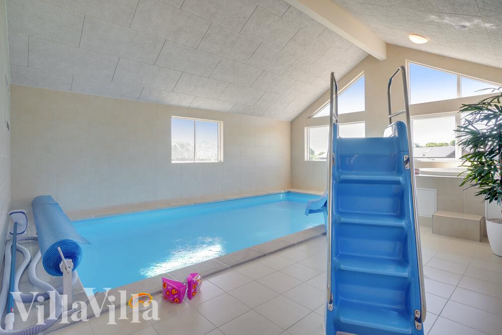 Das Ferienhaus 493 hat einen schicken Poolbereich mit Wasserrutsche, einem geräumigen, eingelassenen Whirlpool und einer Sauna.
