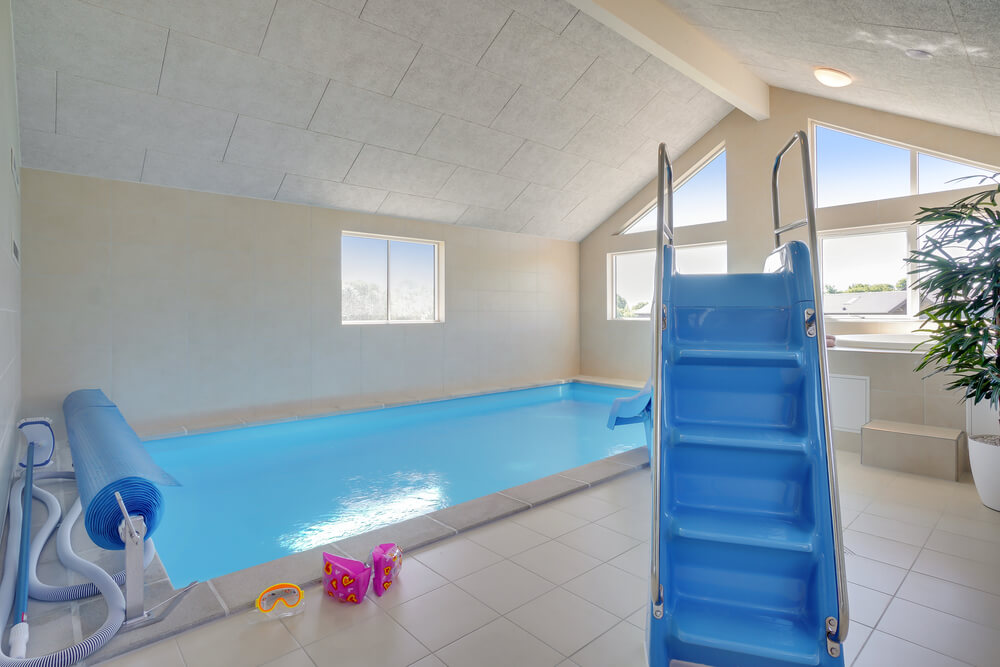Das Ferienhaus 493 hat einen schicken Poolbereich mit Wasserrutsche, einem geräumigen, eingelassenen Whirlpool und einer Sauna.