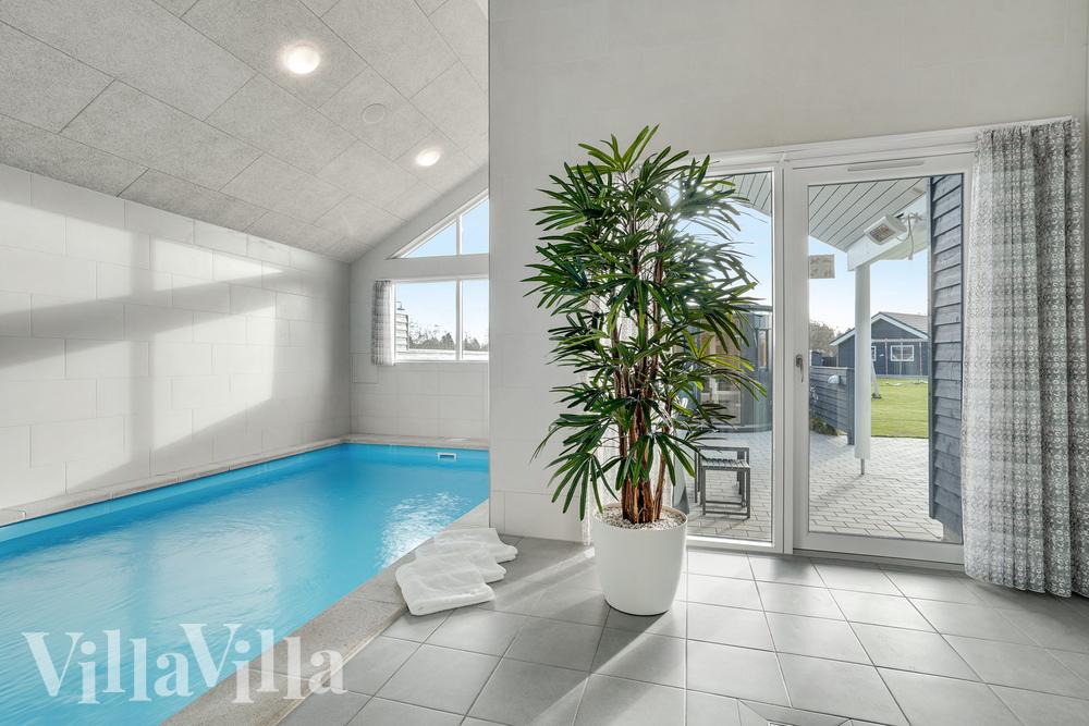 Das Ferienhaus 522 hat einen schicken Poolbereich mit Wasserrutsche, einem geräumigen, eingelassenen Whirlpool und einer Sauna.