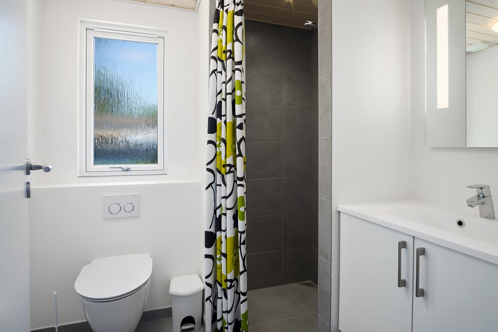 Eines der Badezimmer im Luxusferienhaus Nr. 498