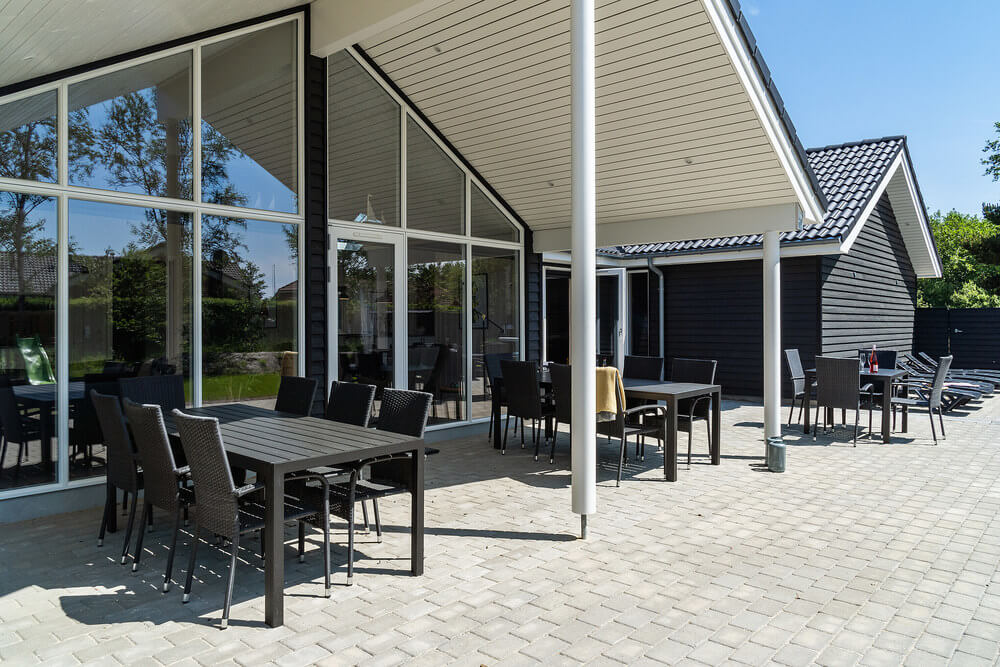 Auf der Terrasse des Ferienhauses Nr. 498 ist Platz für 18 Personen.
