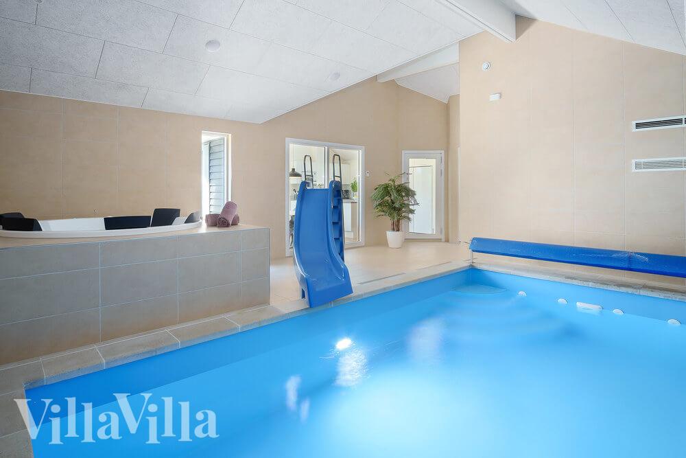 Das Ferienhaus 498 hat einen schicken Poolbereich mit Wasserrutsche, einem geräumigen, eingelassenen Whirlpool und einer Sauna.