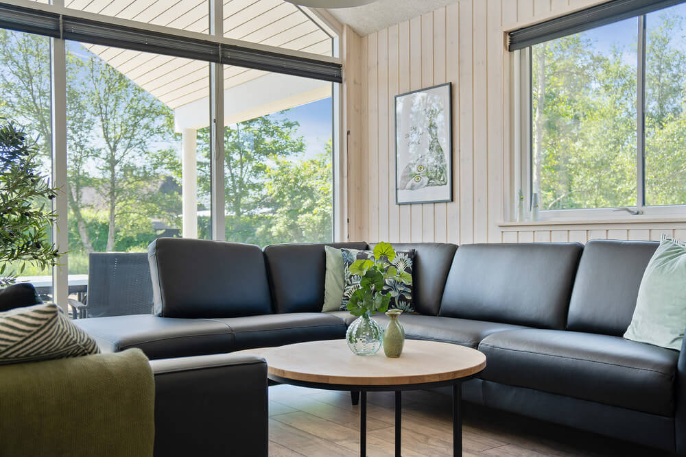 Die Couch im Luxusferienhaus Nr. 498 in Westjütland lädt zu Gesellschaftsspielen oder zu Kinoabenden ein.