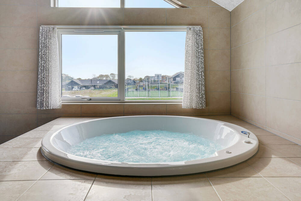Genießen Sie den warmen Whirlpool im Luxusferienhaus Nr. 496 in Südjütland