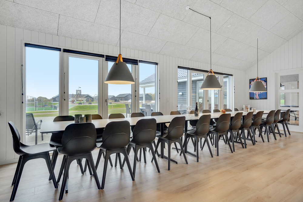 Der große, lichtdurchflutete Aufenthaltsraum im Luxusferienhaus Nr. 496 für 26.