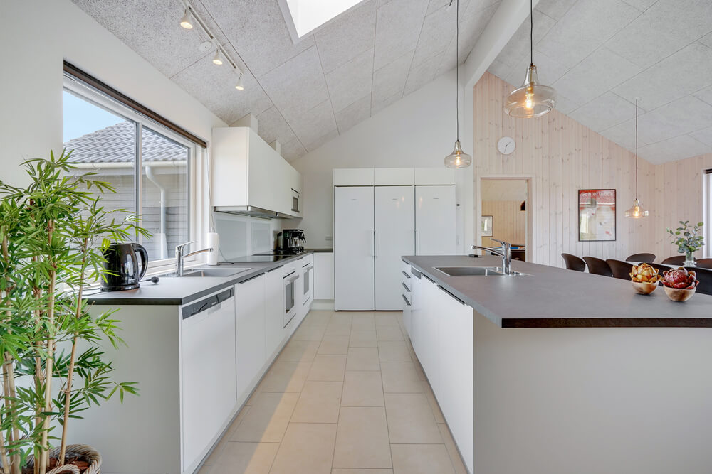 Gut ausgestattete Küche im Luxusferienhaus Nr. 499 in Südjütland.