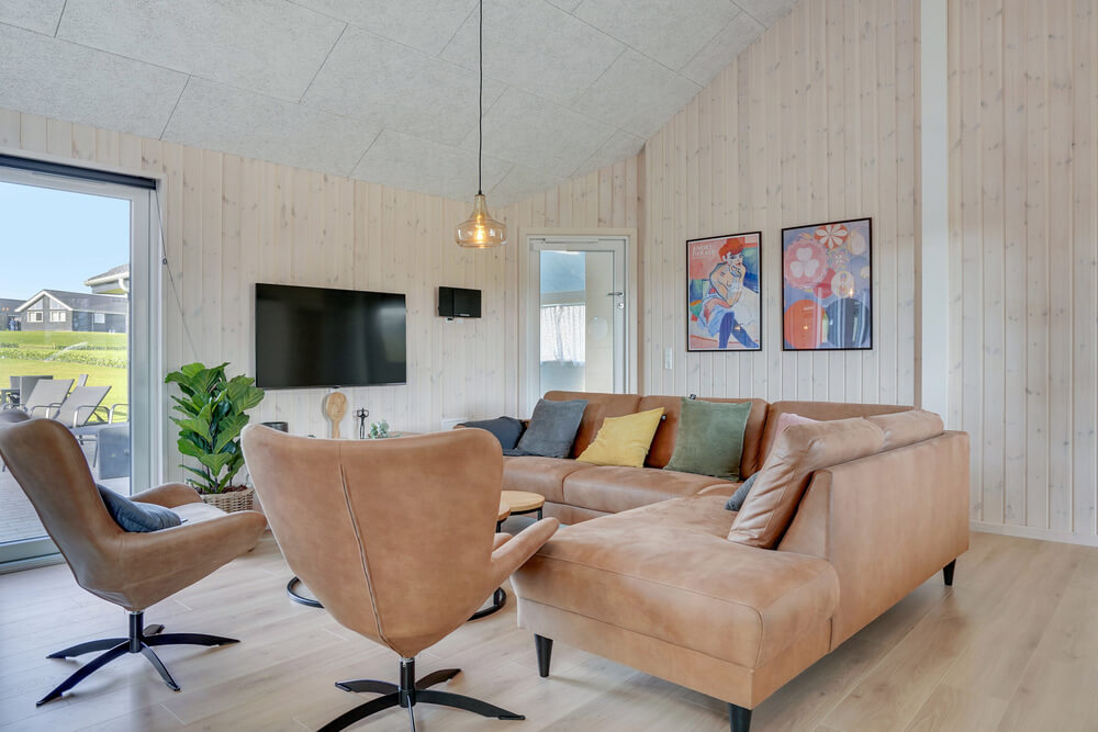 Die Couch im Luxusferienhaus Nr. 499 in Südjütland lädt zu Gesellschaftsspielen oder zu Kinoabenden ein.