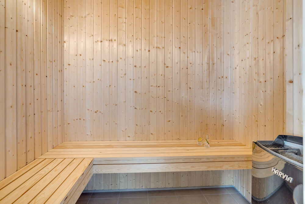 Genießen Sie die heiße Sauna im Luxusferienhaus Nr. 499 für 24 Personen