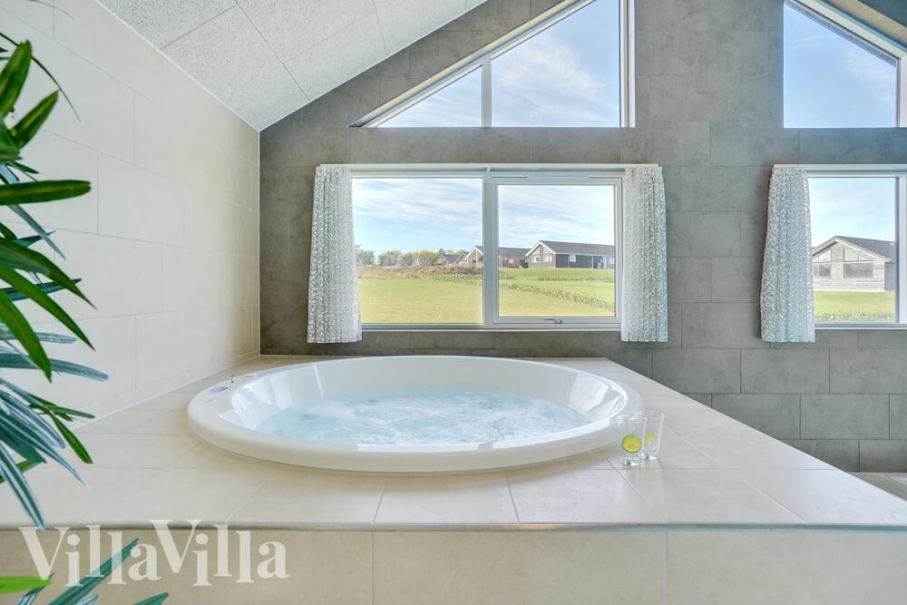 Genießen Sie den warmen Whirlpool im Luxusferienhaus Nr. 499 in Südjütland