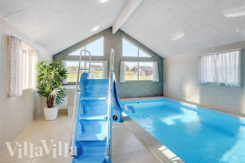Das Ferienhaus 499 hat einen schicken Poolbereich mit Wasserrutsche, einem geräumigen, eingelassenen Whirlpool und einer Sauna.