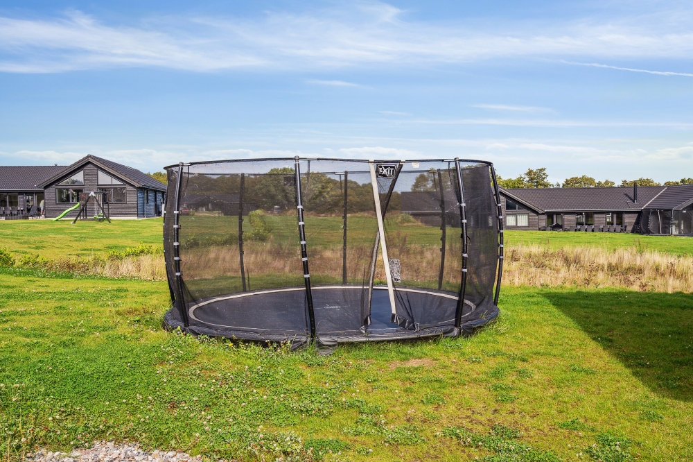 Zu dem attraktiven Ferienhaus Nr. 499 in Südjütland gehört auch ein tolles Angebot im Außenbereich, z. B. Spieleturm und Schaukeln