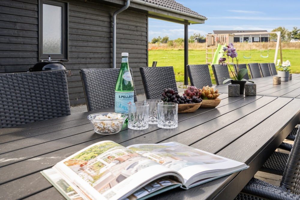 Auf der Terrasse des Ferienhauses Nr. 499 ist Platz für 24 Personen.