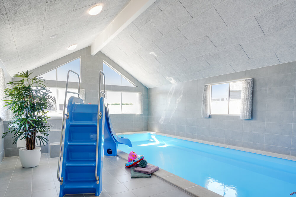 Das Ferienhaus 531 hat einen schicken Poolbereich mit Wasserrutsche, einem geräumigen, eingelassenen Whirlpool und einer Sauna.