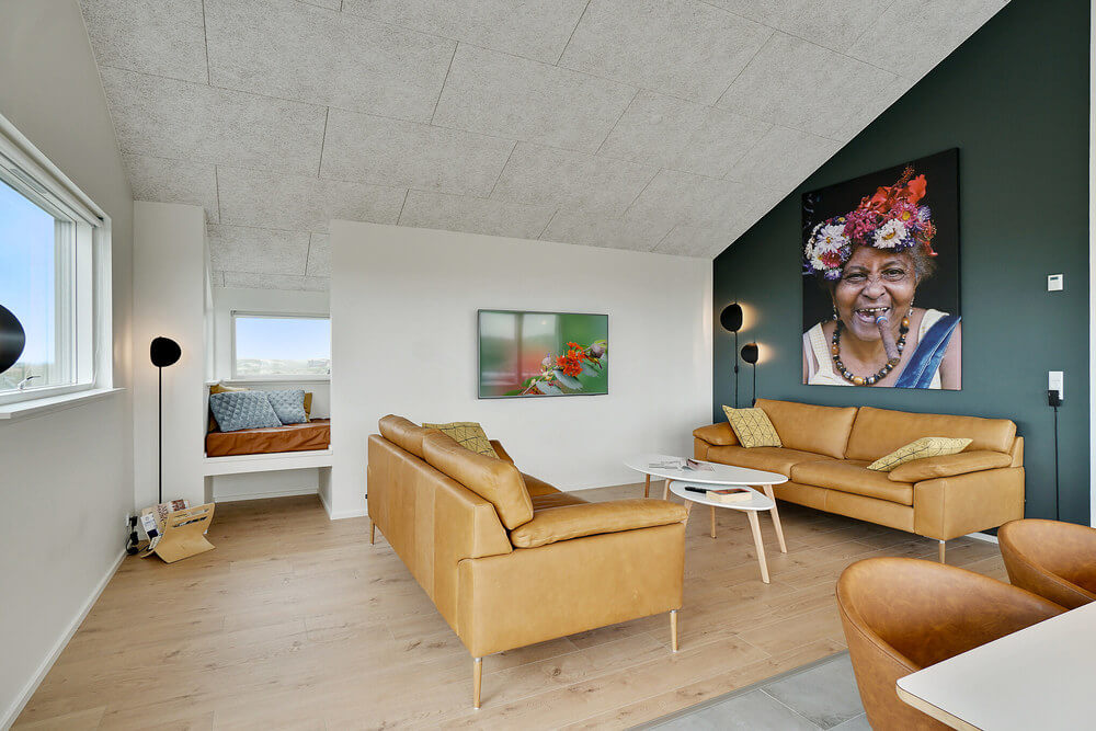 Die Couch im Luxusferienhaus Nr. 514 in Nordjütland lädt zu Gesellschaftsspielen oder zu Kinoabenden ein.