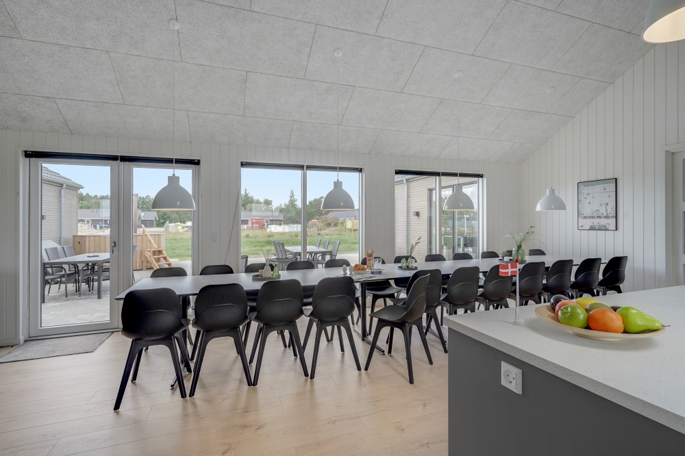 Der große, lichtdurchflutete Aufenthaltsraum im Luxusferienhaus Nr. 516 für 24.