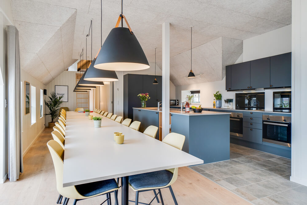 Der Aufenthaltsraum bietet Platz für 28 Personen, wenn ihr das Ferienhaus 528 in Westjütland besucht.