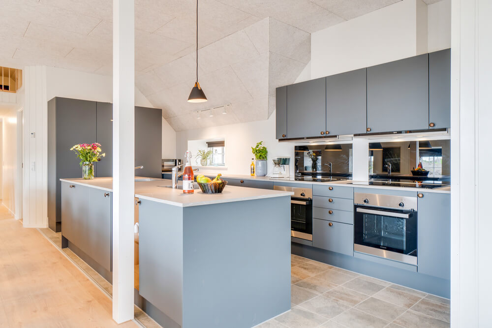 Gut ausgestattete Küche im Luxusferienhaus Nr. 528 in Westjütland.