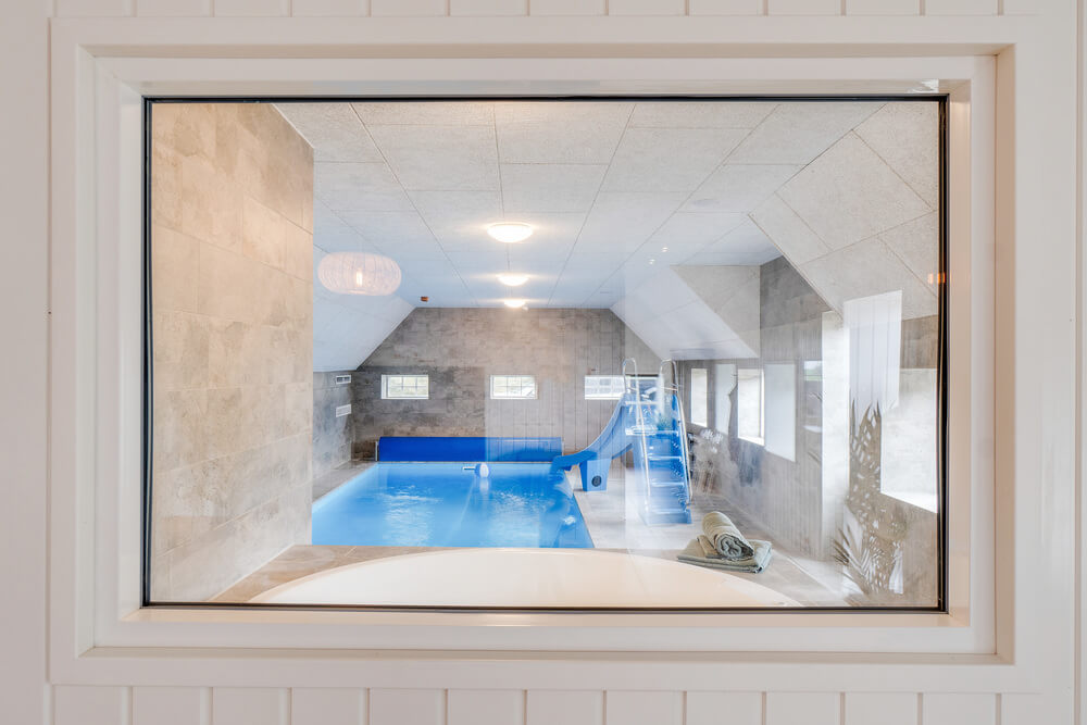 Das Ferienhaus 528 hat einen schicken Poolbereich mit Wasserrutsche, einem geräumigen, eingelassenen Whirlpool und einer Sauna.