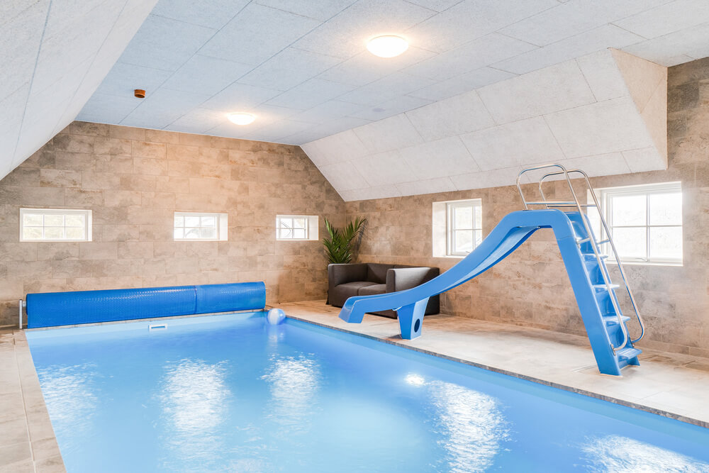 Hüpft im Luxusferienhaus Nr. 528 in Westjütland in den Pool.