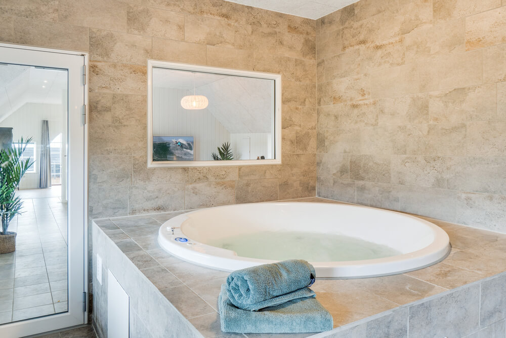 Genießen Sie den warmen Whirlpool im Luxusferienhaus Nr. 528 in Westjütland