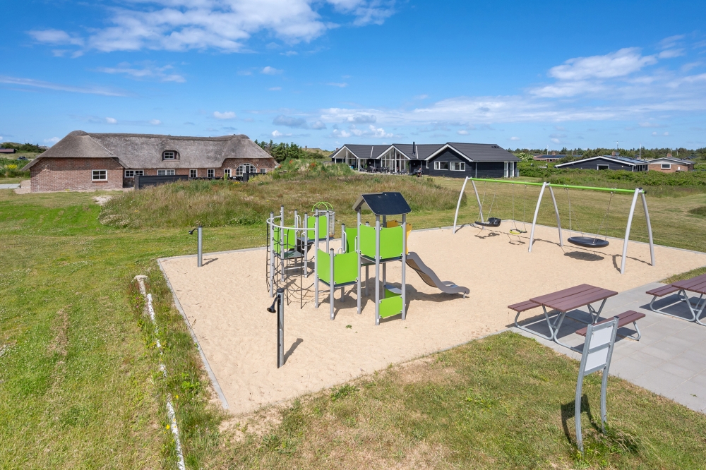 Zu dem attraktiven Ferienhaus Nr. 528 in Westjütland gehört auch ein tolles Angebot im Außenbereich, z. B. Spieleturm und Schaukeln