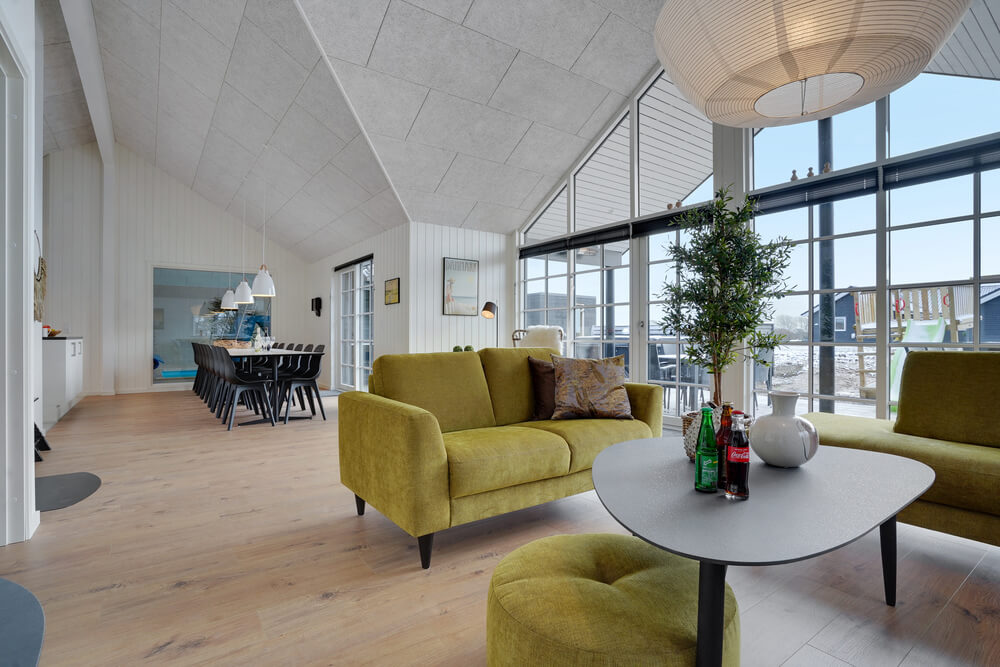 Die Couch im Luxusferienhaus Nr. 520 in Südjütland lädt zu Gesellschaftsspielen oder zu Kinoabenden ein.