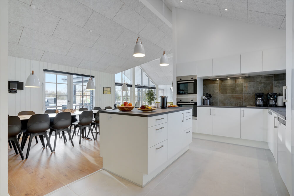 Die Küche in dem Luxusferienhaus Nr. 520 ist so gut ausgestattet, dass man problemlos Mahlzeiten für 18 Personen zubereiten kann.