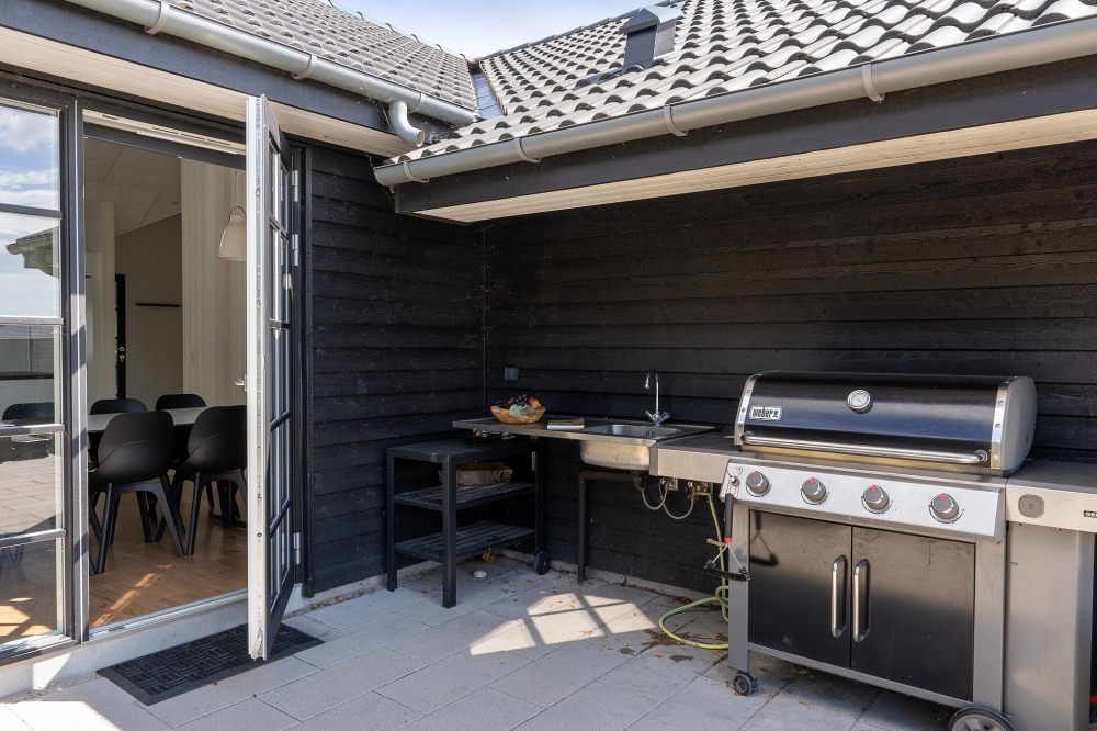 Genießen Sie einen Grillabend auf der Terrasse des Luxusferienhauses Nr. 520 in Südjütland