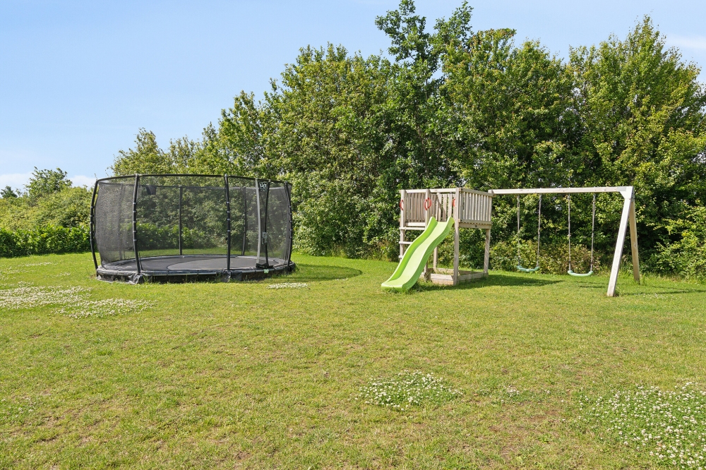 Zu dem attraktiven Ferienhaus Nr. 520 in Südjütland gehört auch ein tolles Angebot im Außenbereich, z. B. Spieleturm und Schaukeln