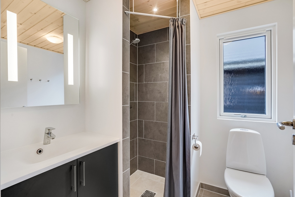 Eines der Badezimmer im Luxusferienhaus Nr. 527