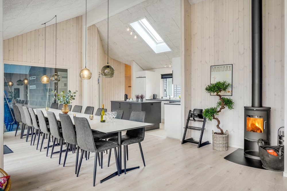 Der große, lichtdurchflutete Aufenthaltsraum im Luxusferienhaus Nr. 527 für 16.