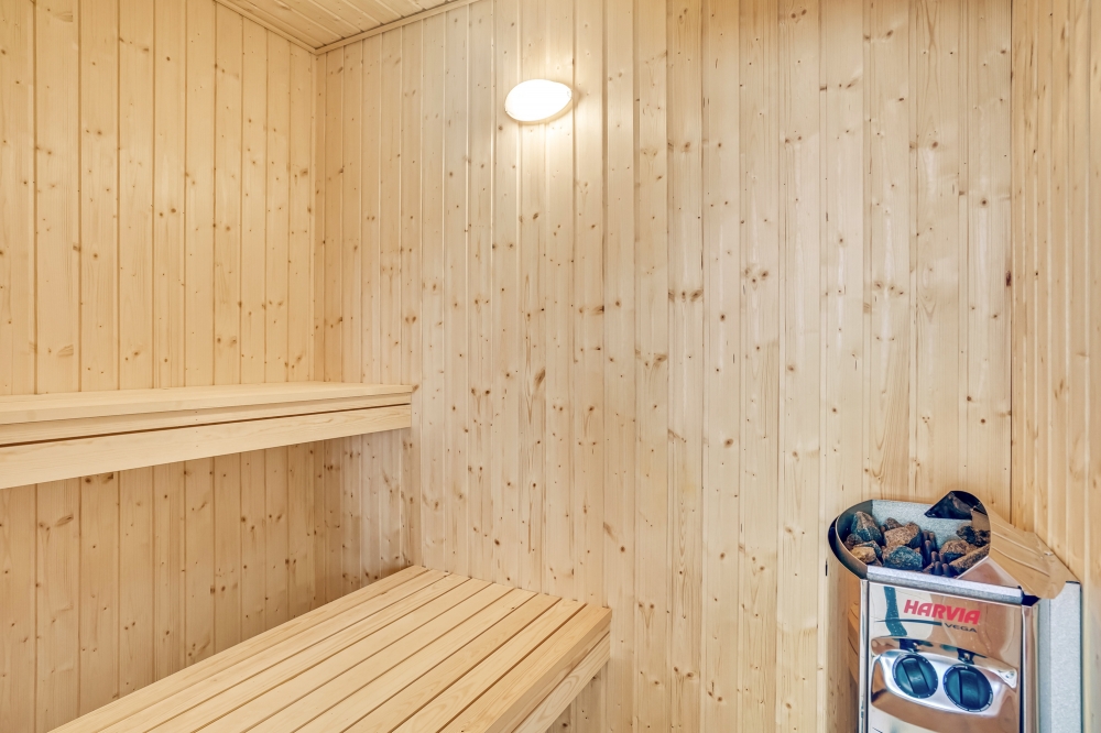 Genießen Sie die heiße Sauna im Luxusferienhaus Nr. 527 für 16 Personen