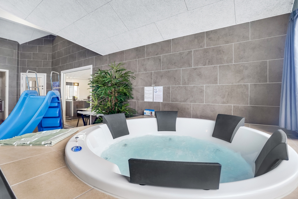Genießen Sie den warmen Whirlpool im Luxusferienhaus Nr. 527 in Nordseeland