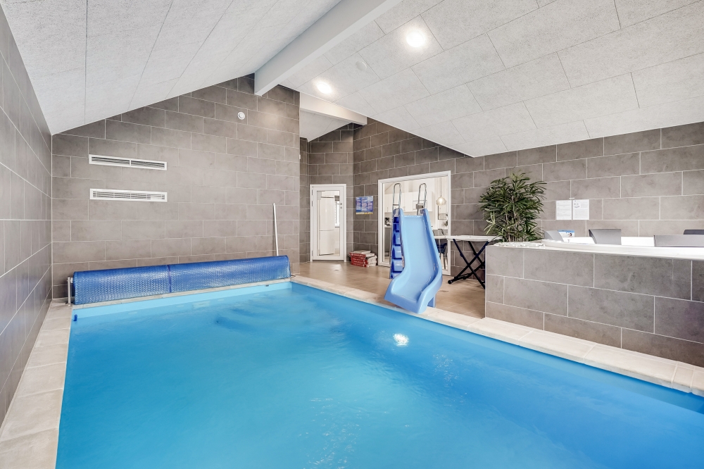 Das Ferienhaus 527 hat einen schicken Poolbereich mit Wasserrutsche, einem geräumigen, eingelassenen Whirlpool und einer Sauna.