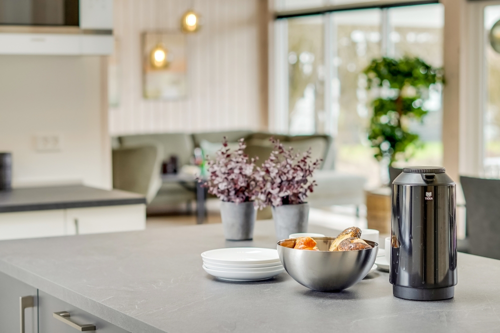 Aufenthaltsraum mit Platz für 16 im Luxusferienhaus Nr. 527.