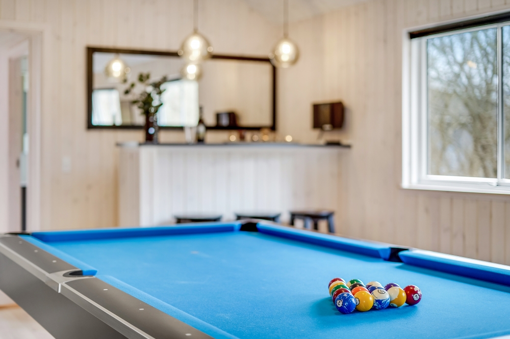Neben den vielen schönen Stunden, die man im Poolbereich des Hauses verbringen kann, bietet das Luxusferienhaus 527 auch Spielevergnügen bei Billard/Tischtennis und Darts
