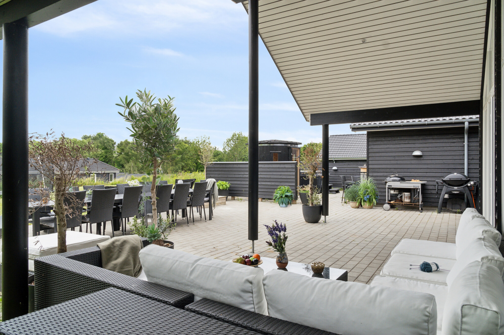 Auf der Terrasse des Ferienhauses Nr. 527 ist Platz für 16 Personen.