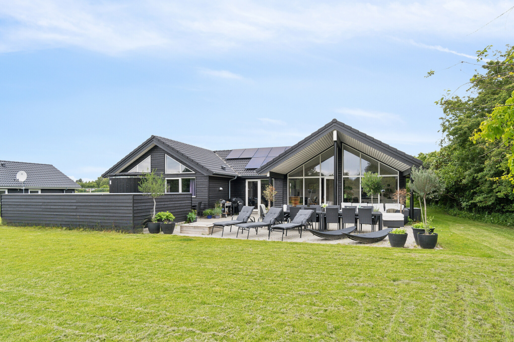 Genießen Sie einen Grillabend auf der Terrasse des Luxusferienhauses Nr. 527 in Nordseeland