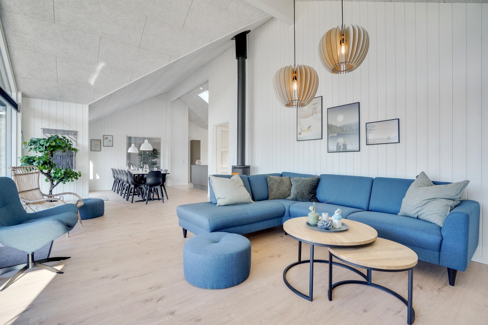 Die Couch im Luxusferienhaus Nr. 533 in Westjütland lädt zu Gesellschaftsspielen oder zu Kinoabenden ein.
