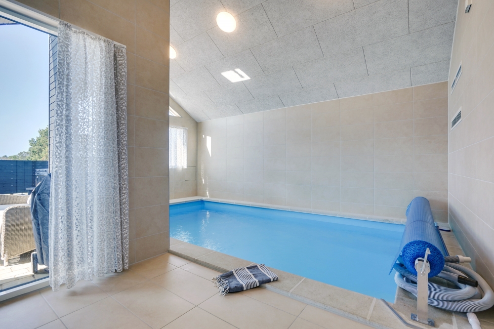 Das Ferienhaus 533 hat einen schicken Poolbereich mit Wasserrutsche, einem geräumigen, eingelassenen Whirlpool und einer Sauna.