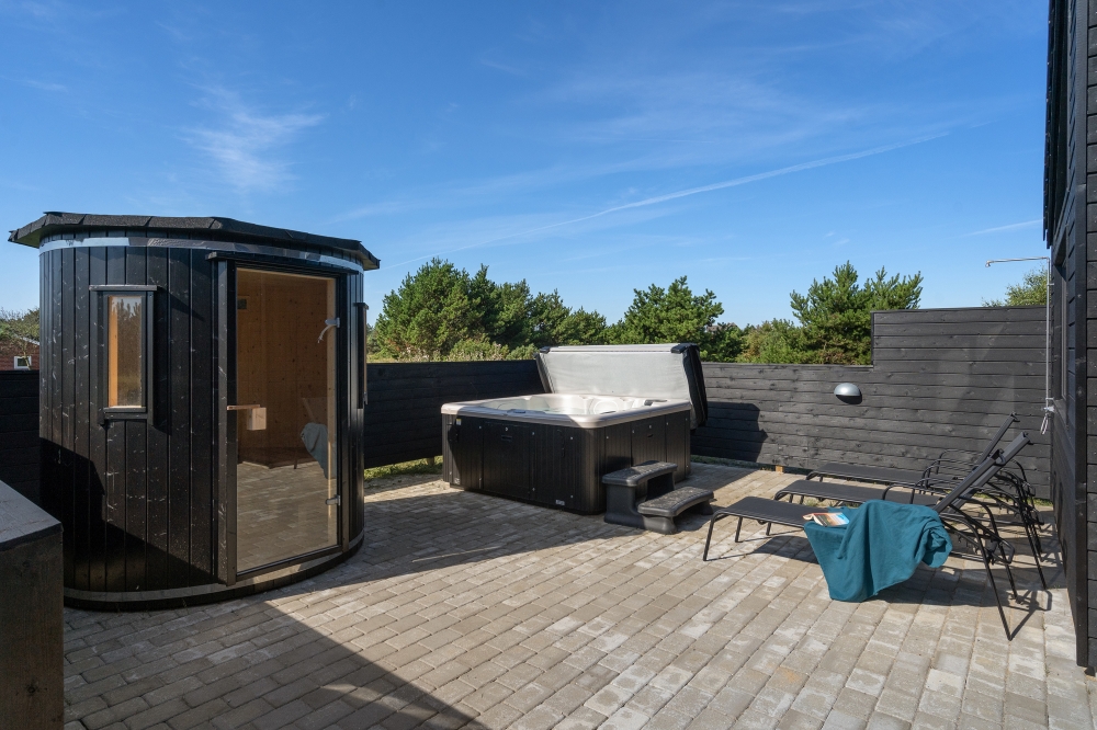 Zu dem attraktiven Ferienhaus Nr. 533 in Westjütland gehört auch ein tolles Angebot im Außenbereich, z. B. Spieleturm und Schaukeln