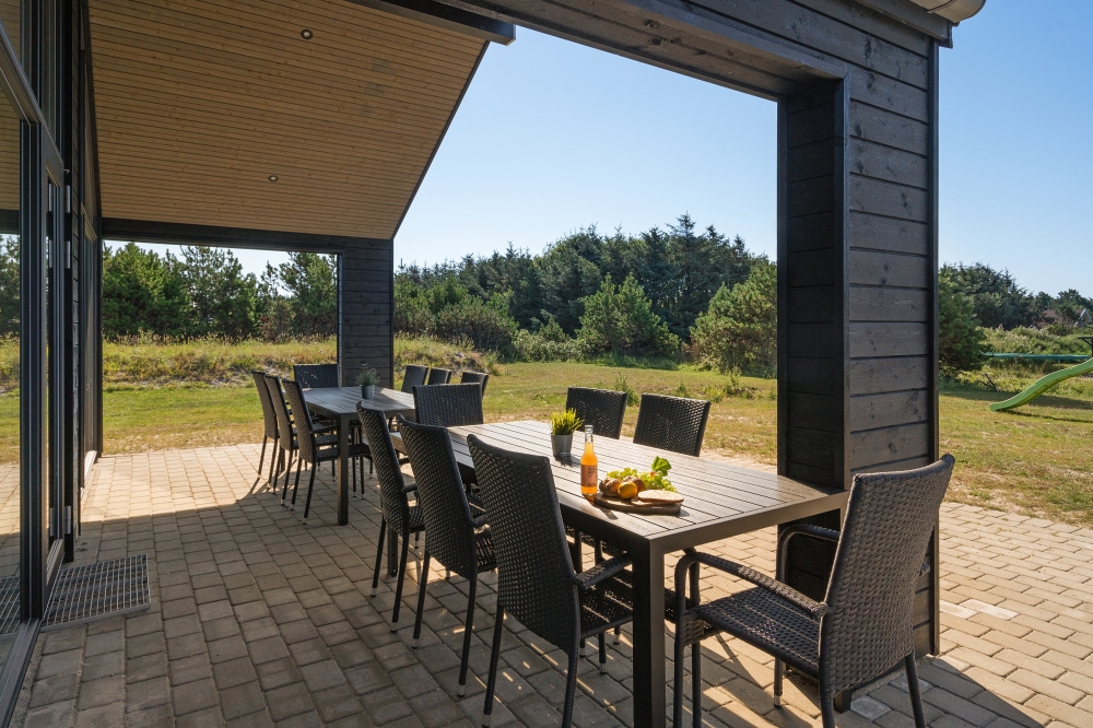Auf der Terrasse des Ferienhauses Nr. 533 ist Platz für 14 Personen.