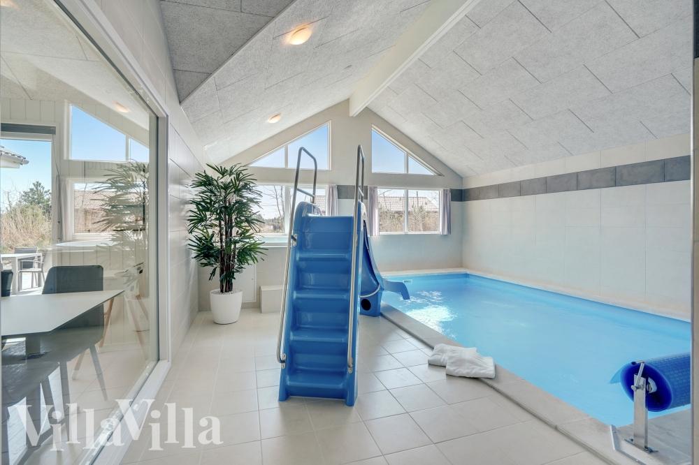 Das Ferienhaus 525 hat einen schicken Poolbereich mit Wasserrutsche, einem geräumigen, eingelassenen Whirlpool und einer Sauna.