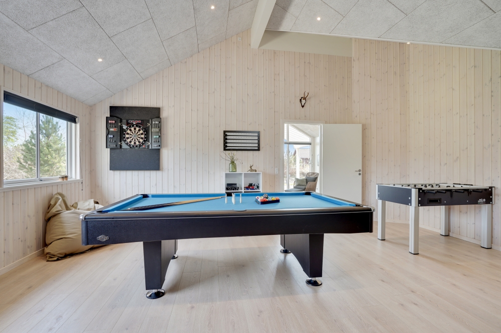 Neben den vielen schönen Stunden, die man im Poolbereich des Hauses verbringen kann, bietet das Luxusferienhaus 525 auch Spielevergnügen bei Billard/Tischtennis und Darts